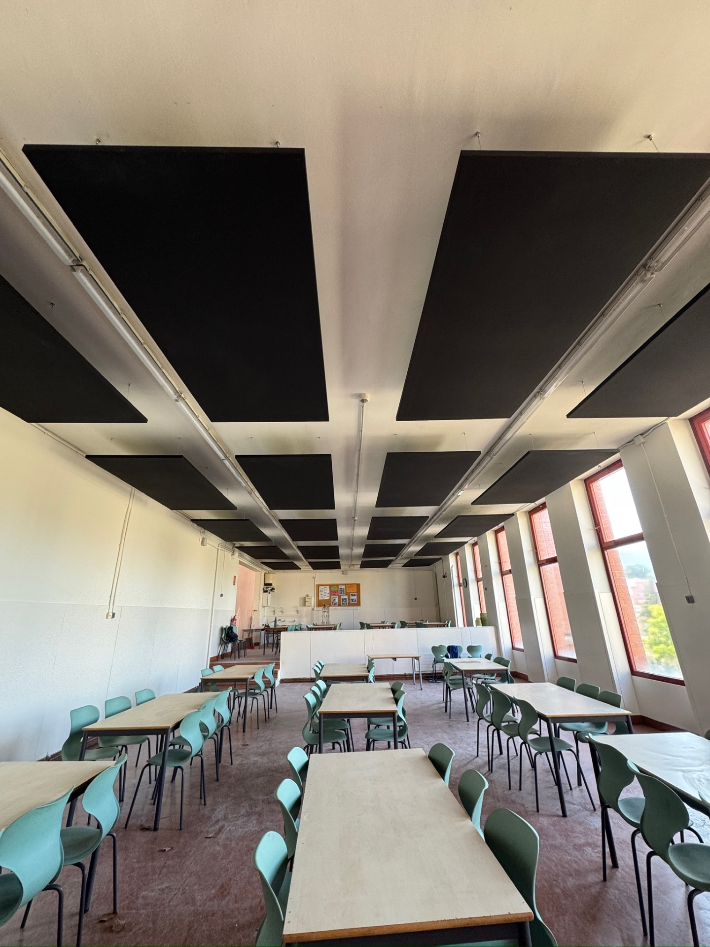 Aula con placas acústicas en techo