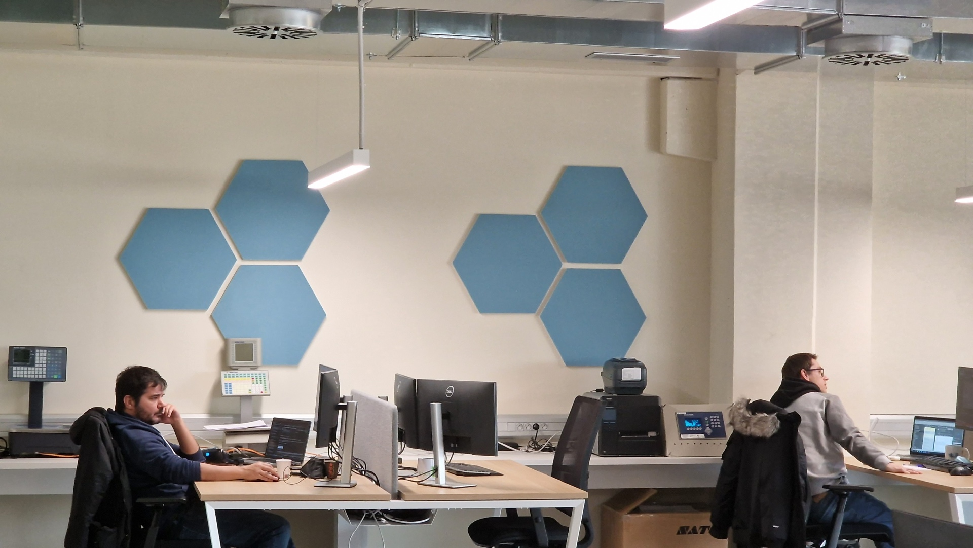Oficina con placas hexagonales en pared